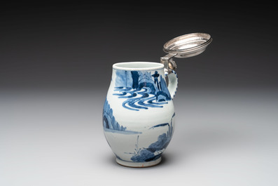A Japanese Arita blue and white mug with Dutch silver lid, marked for Zwolle, Arnoldus Waterham (1705/1748), Edo, 17/18th C.