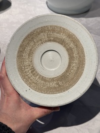 A large Chinese blue and white 'Li Jing Qu Qi 李靖娶妻' brush pot, 19th C.