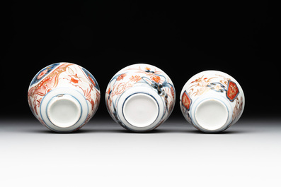 A collection of 22 Japanese Imari wares, 17/19th C.