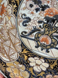 A Japanese Imari dish with floral design, Edo, 17th C.