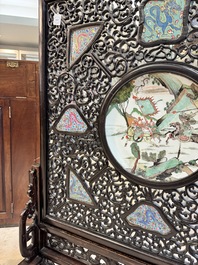 A large Chinese openworked wooden screen with famille verte and famille rose plaques, 18/19th C.