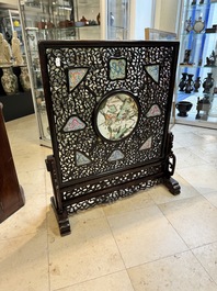 A large Chinese openworked wooden screen with famille verte and famille rose plaques, 18/19th C.