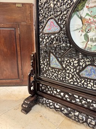 A large Chinese openworked wooden screen with famille verte and famille rose plaques, 18/19th C.