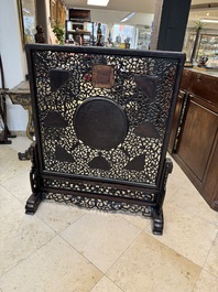 A large Chinese openworked wooden screen with famille verte and famille rose plaques, 18/19th C.