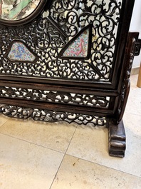 A large Chinese openworked wooden screen with famille verte and famille rose plaques, 18/19th C.