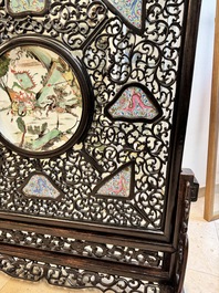 A large Chinese openworked wooden screen with famille verte and famille rose plaques, 18/19th C.