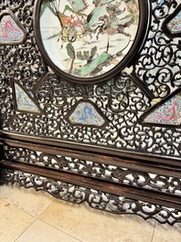 A large Chinese openworked wooden screen with famille verte and famille rose plaques, 18/19th C.