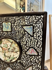 A large Chinese openworked wooden screen with famille verte and famille rose plaques, 18/19th C.