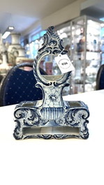 A blue and white Dutch Delft inkwell with pocket watch holder, 18th C.