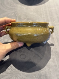 A Chinese ge-type bowl, a lingzhi-shaped flamb&eacute;-glazed vase and an olive-green-glazed censer, 19th C.