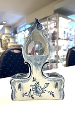 A blue and white Dutch Delft inkwell with pocket watch holder, 18th C.