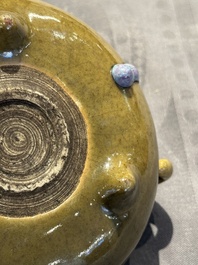 A Chinese ge-type bowl, a lingzhi-shaped flamb&eacute;-glazed vase and an olive-green-glazed censer, 19th C.