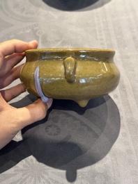 A Chinese ge-type bowl, a lingzhi-shaped flamb&eacute;-glazed vase and an olive-green-glazed censer, 19th C.