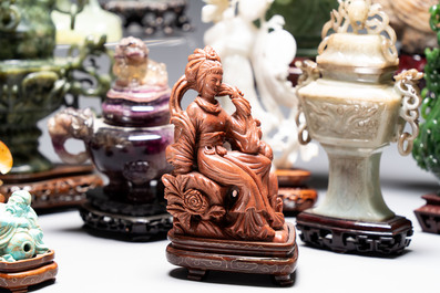 A collection of 26 Chinese jadeite, rock crystal, turquoise, agate and other hardstone carvings, 19/20th C.