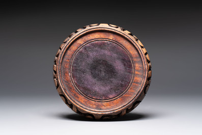 A Chinese flamb&eacute;-glazed vase on wooden stand, 19th C.