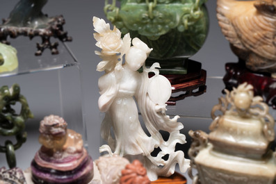 A collection of 26 Chinese jadeite, rock crystal, turquoise, agate and other hardstone carvings, 19/20th C.
