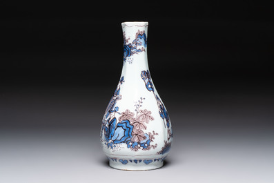 A blue, white and manganese Dutch Delft octagonal chinoiserie bottle vase, 17th C.