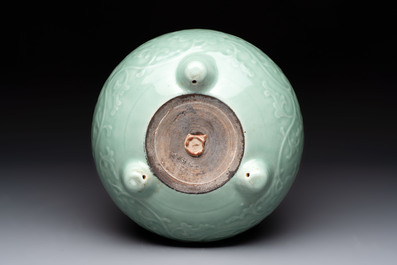 A Chinese celadon-glazed tripod censer with floral anhua design, 18/19th C.