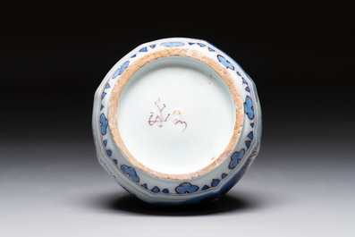A blue, white and manganese Dutch Delft octagonal chinoiserie bottle vase, 17th C.