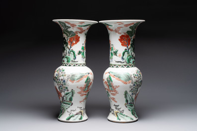 A pair of Chinese famille verte 'yenyen' 'Zhong Kui 鐘馗' vases, 19th C.