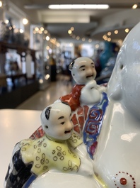 A Chinese famille rose Milefo Buddha, Zhu Yishun 朱義順 mark, 20th C.