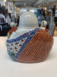 A Chinese famille rose Milefo Buddha, Zhu Yishun 朱義順 mark, 20th C.