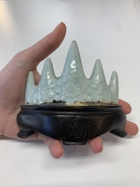 Six Chinese porcelain and glass brush rests, 19/20th C.