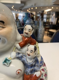 A Chinese famille rose Milefo Buddha, Zhu Yishun 朱義順 mark, 20th C.