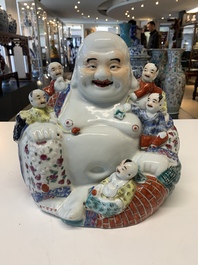 A Chinese famille rose Milefo Buddha, Zhu Yishun 朱義順 mark, 20th C.