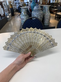 A Chinese gilt filigree silver fan with floral design, 19/20th C.