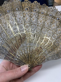 A Chinese gilt filigree silver fan with floral design, 19/20th C.