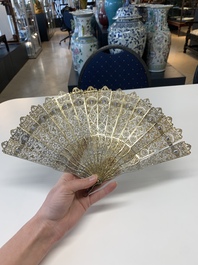 A Chinese gilt filigree silver fan with floral design, 19/20th C.