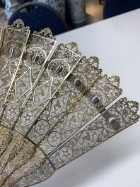 A Chinese gilt filigree silver fan with floral design, 19/20th C.