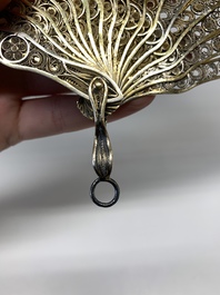 A Chinese gilt filigree silver fan with floral design, 19/20th C.