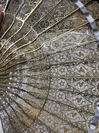 A Chinese gilt filigree silver fan with floral design, 19/20th C.