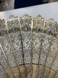 A Chinese gilt filigree silver fan with floral design, 19/20th C.