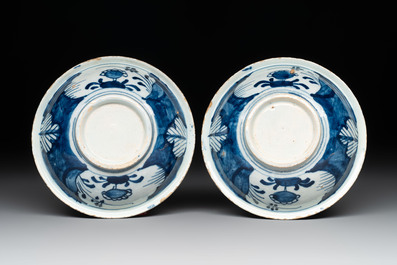 A pair of small blue and white Dutch Delft bowls, two tripod salts and a condiment dish, 17/18th C.