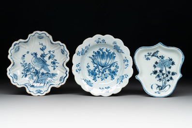 A pair of small blue and white Dutch Delft bowls, two tripod salts and a condiment dish, 17/18th C.