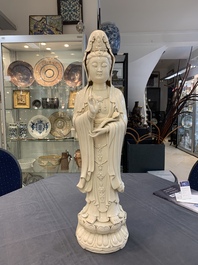A large Chinese Dehua blanc de Chine figure of Guanyin holding a ruyi, He Chaozong 何朝宗 and Dehua 德化 mark, 20th C.