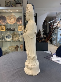 A large Chinese Dehua blanc de Chine figure of Guanyin holding a ruyi, He Chaozong 何朝宗 and Dehua 德化 mark, 20th C.