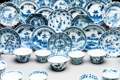A massive collection of 32 Chinese blue and white cups and 30 saucers, Kangxi/Qianlong