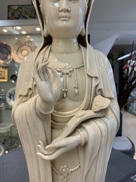 A large Chinese Dehua blanc de Chine figure of Guanyin holding a ruyi, He Chaozong 何朝宗 and Dehua 德化 mark, 20th C.