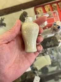 Three Chinese ge-type snuff bottles and a blue, white and ge-type snuff bottle, 19th C.