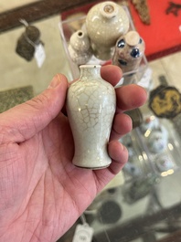 Three Chinese ge-type snuff bottles and a blue, white and ge-type snuff bottle, 19th C.