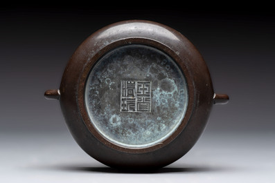 A fine Chinese bronze censer, Yu Tang Jing Wan 玉堂精玩 mark, 17/18th C.