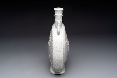 A Chinese Ge-type moonflask, Yongzheng mark, 19/20th C.