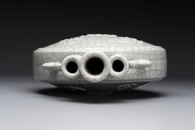 A Chinese Ge-type moonflask, Yongzheng mark, 19/20th C.