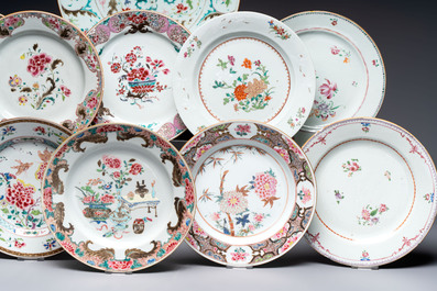 Ten Chinese famille rose plates and a dish with flowers and antiquities, Yongzheng/Qianlong