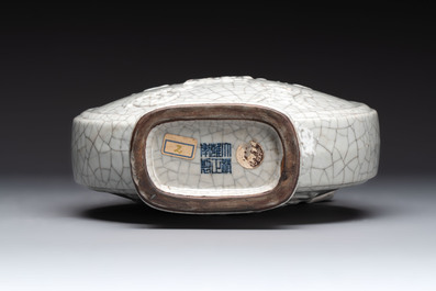 A Chinese Ge-type moonflask, Yongzheng mark, 19/20th C.