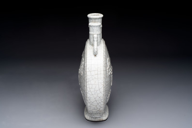 A Chinese Ge-type moonflask, Yongzheng mark, 19/20th C.